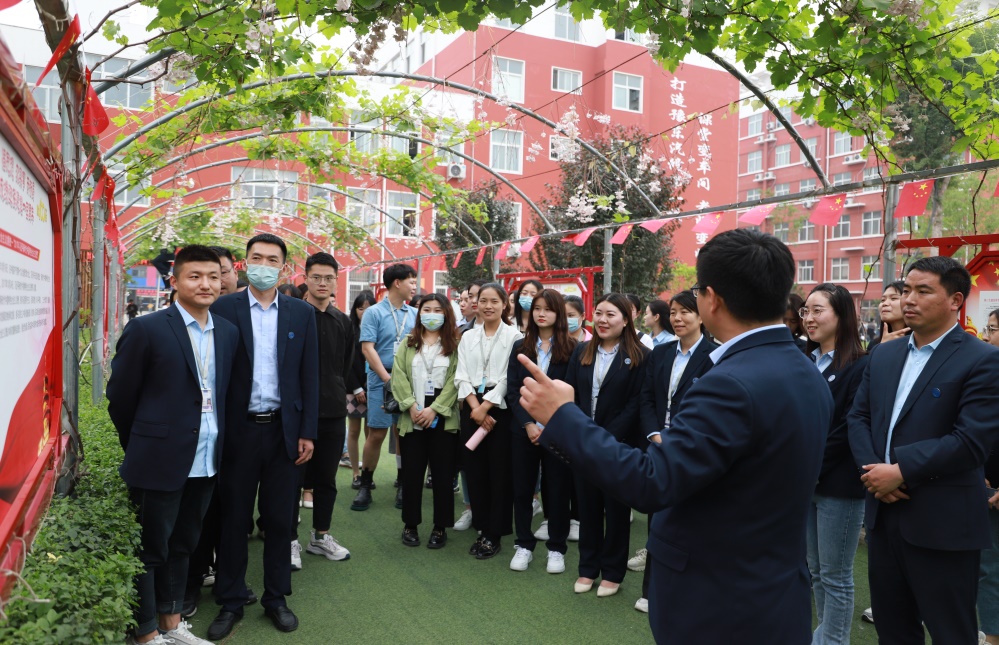 “漫步长廊谈体会”党史学习活动