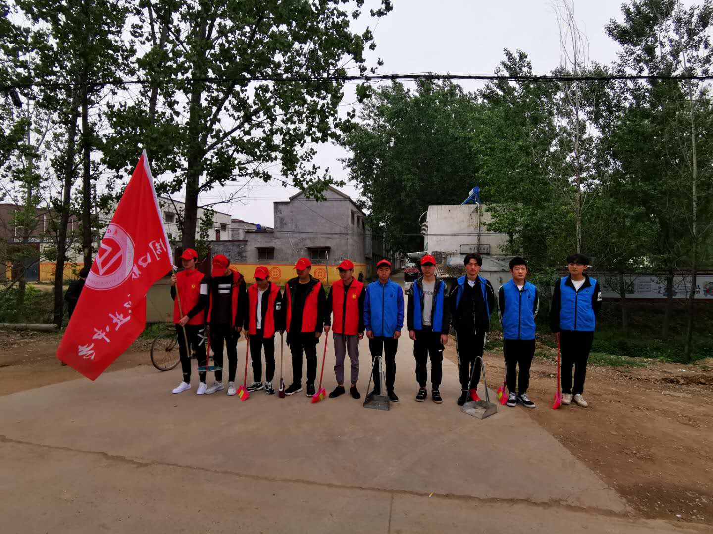 志愿者下社区开展大扫除活动