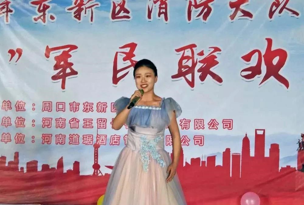 庆“八一”献才艺  为消防官兵唱赞歌