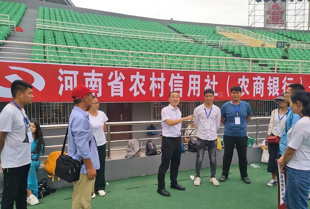 学院领导到体育场看望我院参加全民健身活动的志愿者