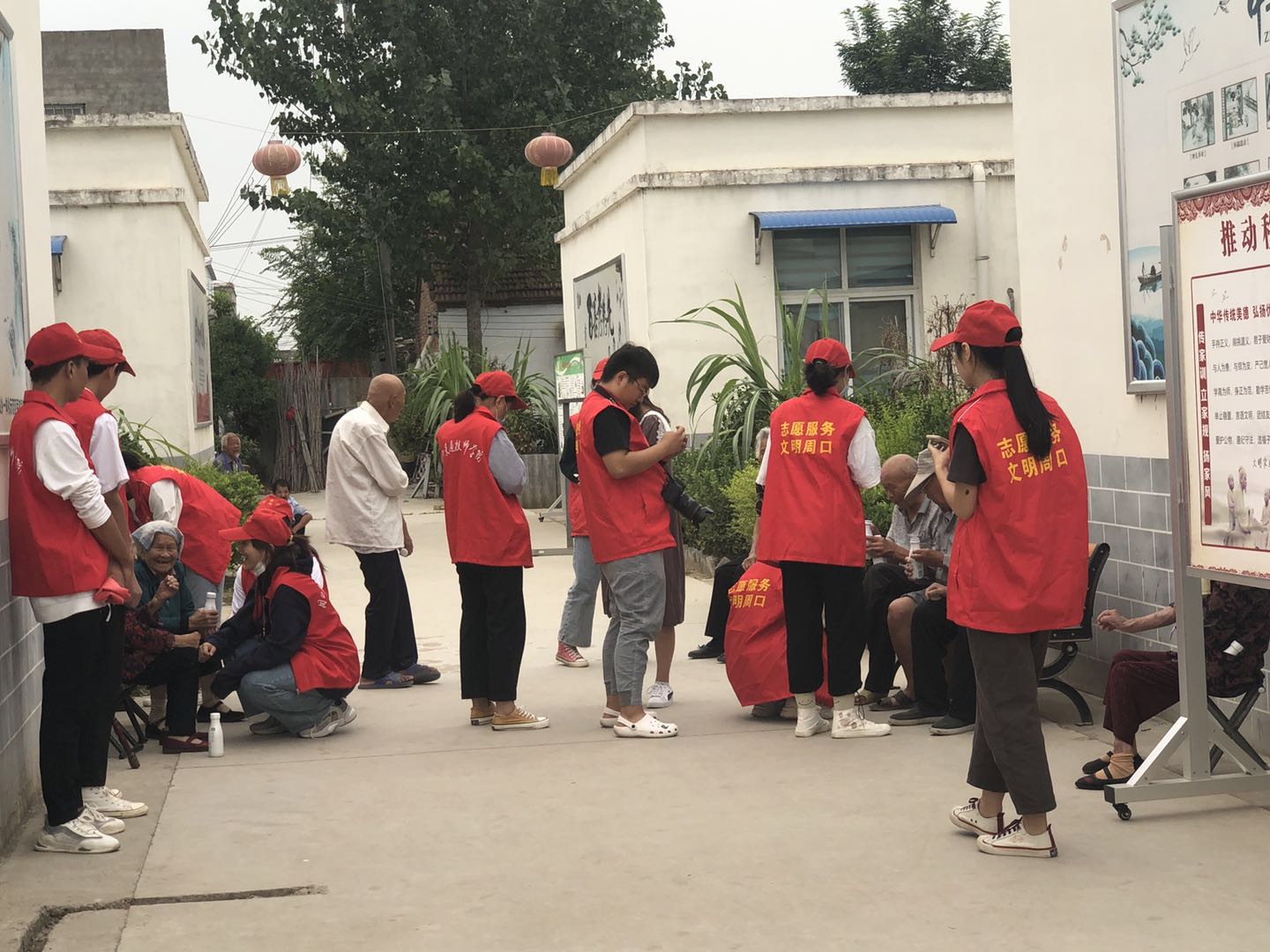 学院组织志愿者赴社区敬老院送温暖
