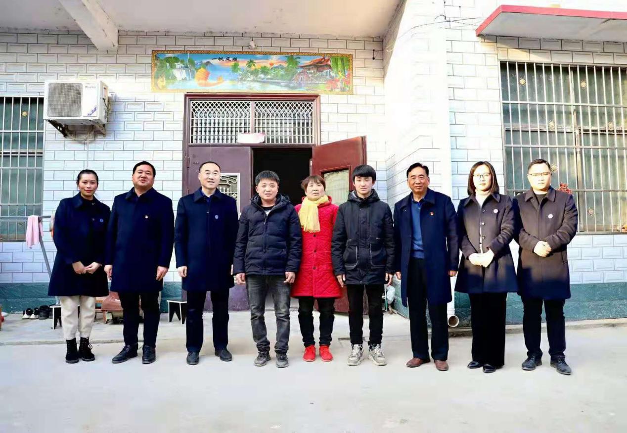 开展“走进孤寡老人，温暖贫困家庭”活动