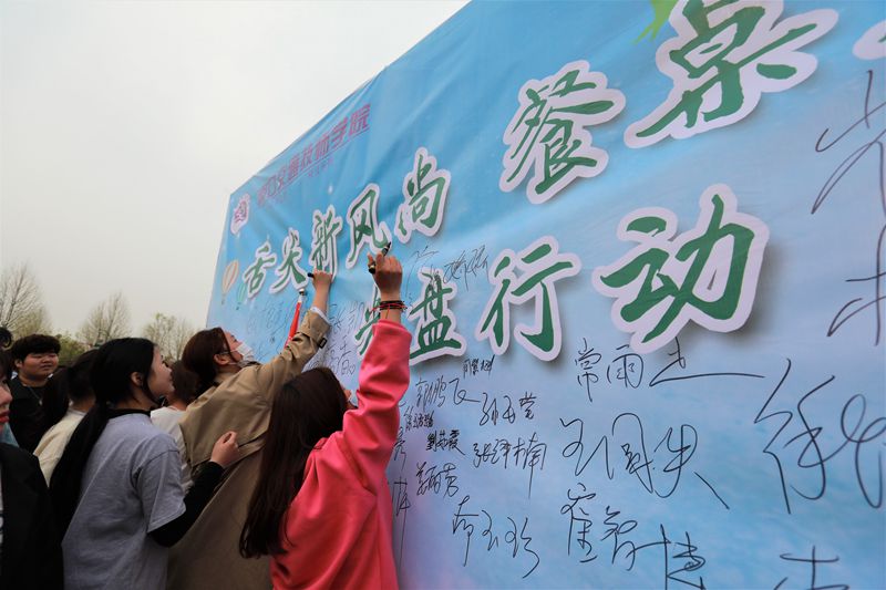 我校“孝亲敬老”颁奖大会暨“光盘行动”启动仪式 顺利举行