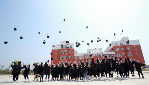 周口市联营职业中等专业学校2010届毕业典礼合影