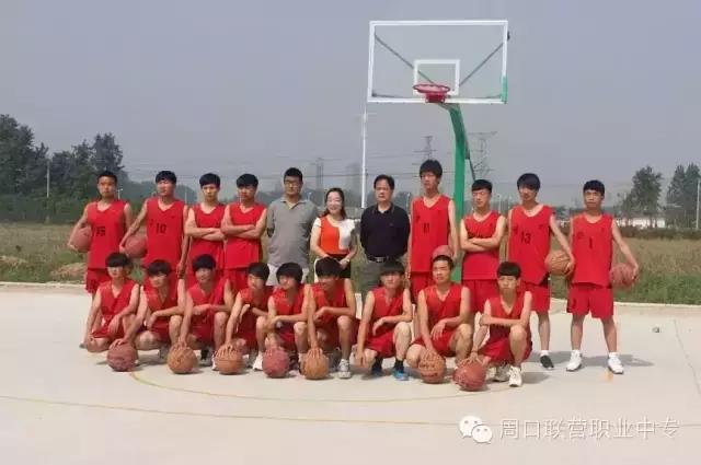 周口市联营职业中等专业学校风采：男子篮球赛场面火热精彩