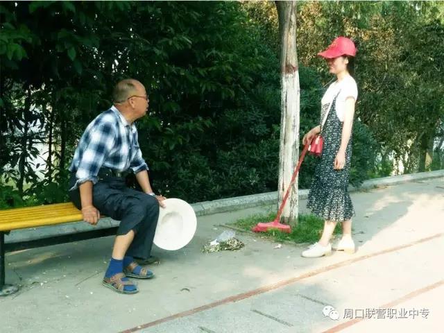 用汗水换来街道整洁 用微笑净化市民心灵 ——联营学校志愿者在行动