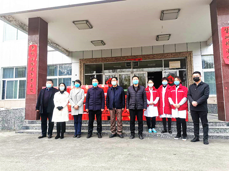 周口市联营职业中等专业学校领导班子成员代表全院师生慰问市中心医院抗疫一线的医护人员